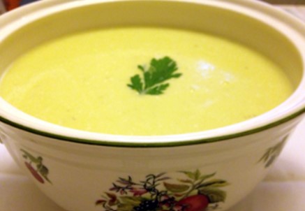 Crema de calabacín en un cuenco blanco